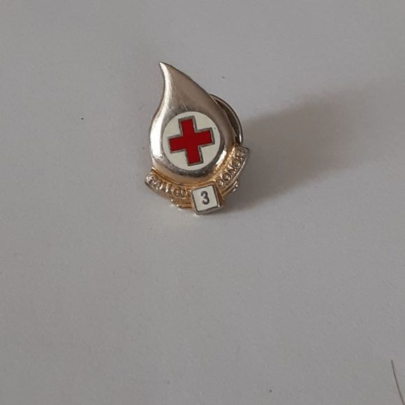 Vintage Red Cross 3 Gallon Donor lapel pin hat pin - Picture 2 of 2